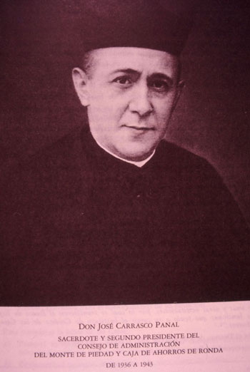 Foto del sacerdote con su sotana