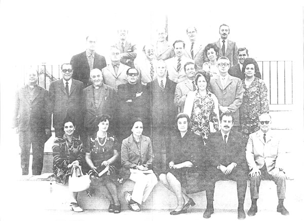 Grupo de personas en el patio
