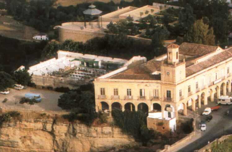Vista aérea del viejo ayuntamiento y de la Plaza deAbastos, ya sin cubiertas.   