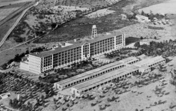 Foto aérea del edificio y los aledaños 
