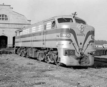 Locomotora en el muelle de descarga