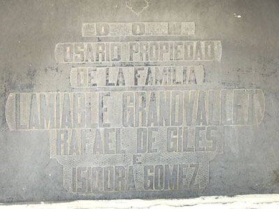 Lápida del osario de la familia Lamiable