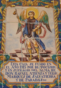 mosaico con la imagen de San Rafael en la entrada del convento de las Hermanas de la Cruz de Ronda